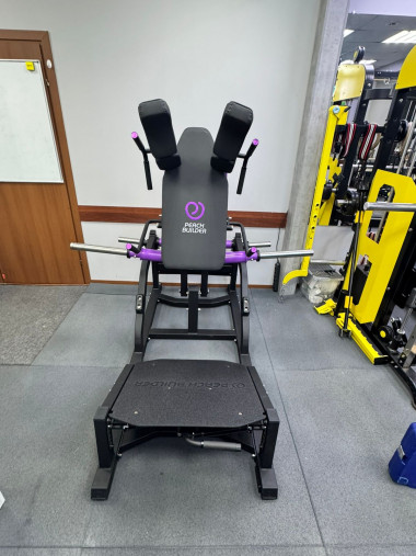 Тренажер Гак V-присед серии Peach Builder PB311 нагружаемый дисками